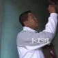 Gubernur Jawa Barat Dedi Mulyadi saat mengecek kondisi bangunan sekolah di Kabupaten Subang. (YouTube Kang Dedi Mulyadi Channel)-DB