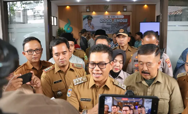 Bupati Bandung Dadang Supriatna seusai Roadshow Koperasi Desa/Kelurahan Merah Putih (KDKMP) di Kecamatan Majalaya dan Kecamatan Ibun Kabupaten Bandung, Senin, 13 Oktober 2025. /Pemkab Bandung/DB

