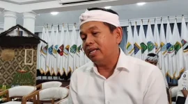Gubernur Jabar Dedi Mulyadi saat diwawancara di Gedung Pakuan Kota Bandung terkait pengurangan alokasi dana transfer daerah
