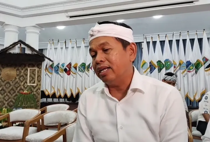 Gubernur Jabar Dedi Mulyadi saat diwawancara di Gedung Pakuan Kota Bandung terkait pengurangan alokasi dana transfer daerah
